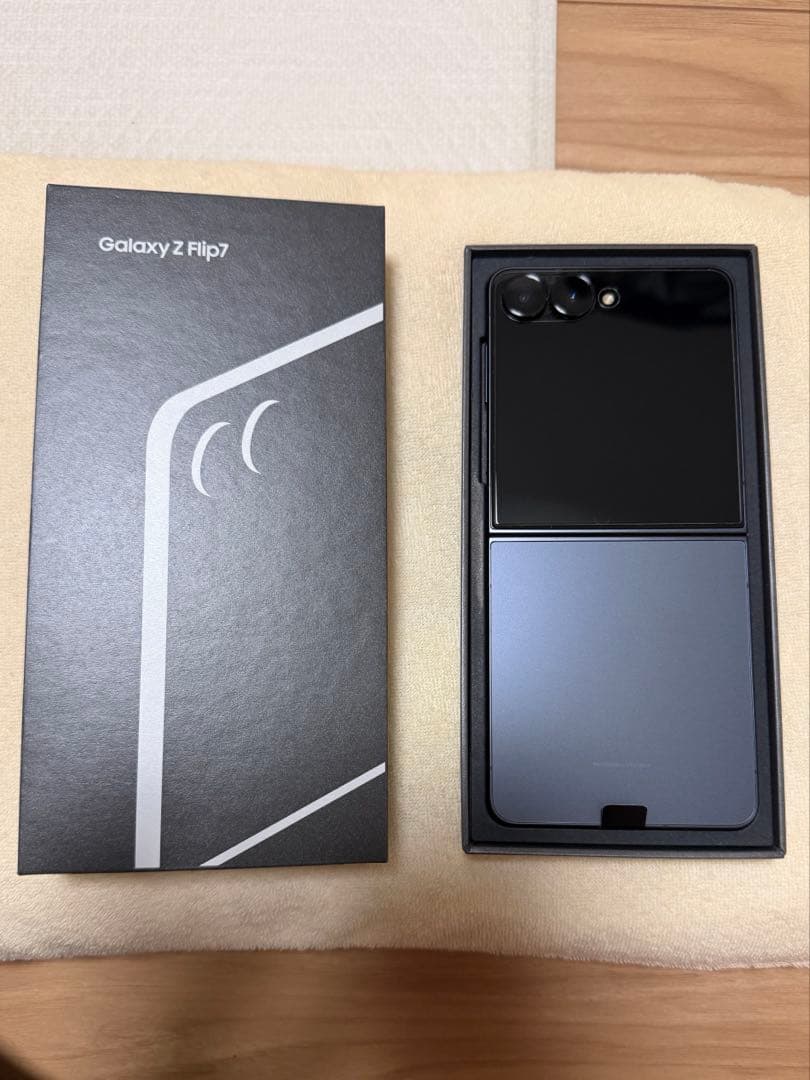 GALAXY Z FLiP 7 256㎇　と　GALAXY fit 3