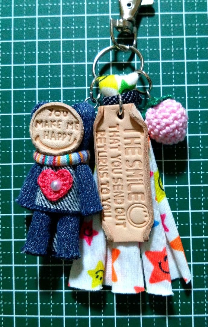 デニムリメイク☆タッセルキーホルダー☆マスコット＆苺•⑥