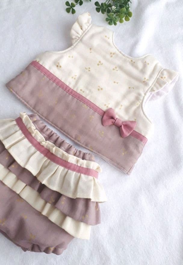 2点ベストスタイ&ふりふりベビーパンツ (チェリースモークピンク×アイボリー)