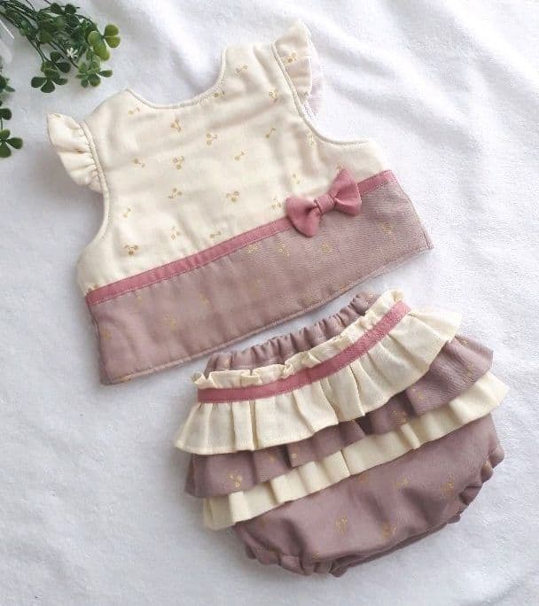 2点ベストスタイ&ふりふりベビーパンツ (チェリースモークピンク×アイボリー)