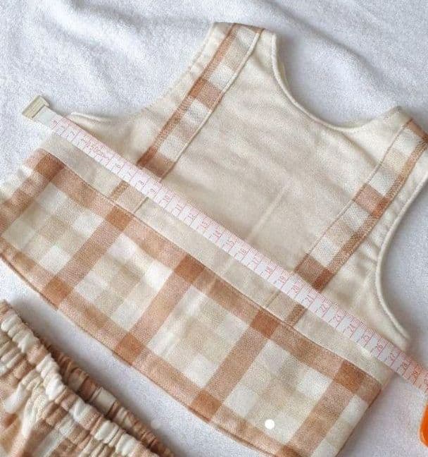 2点ベストスタイ&ふりふりベビーパンツ (チェリースモークピンク×アイボリー)