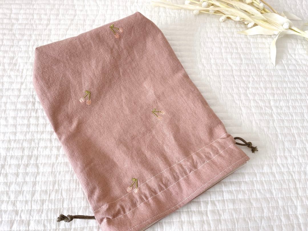 ハンドメイド✳︎ マチあり巾着　さくらんぼ刺繍　くすみピンク
