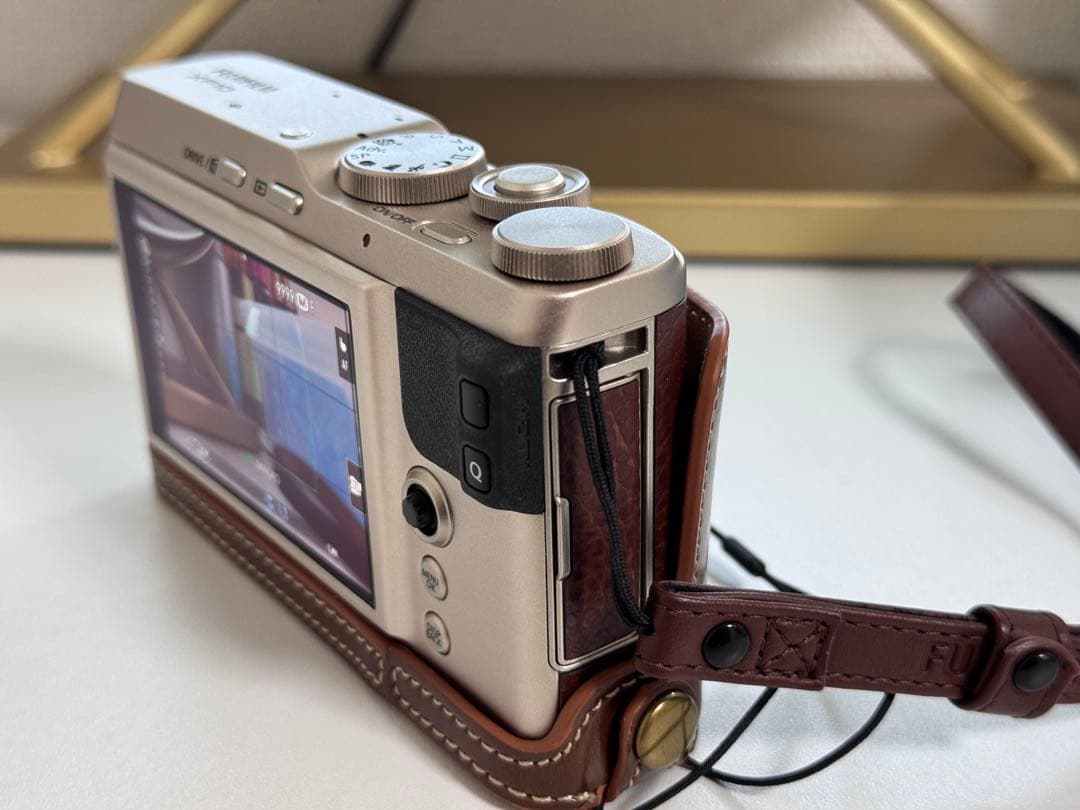 FUJIFILMフジフィルムXF 10 コンパクトデジタルカメラ ゴールド