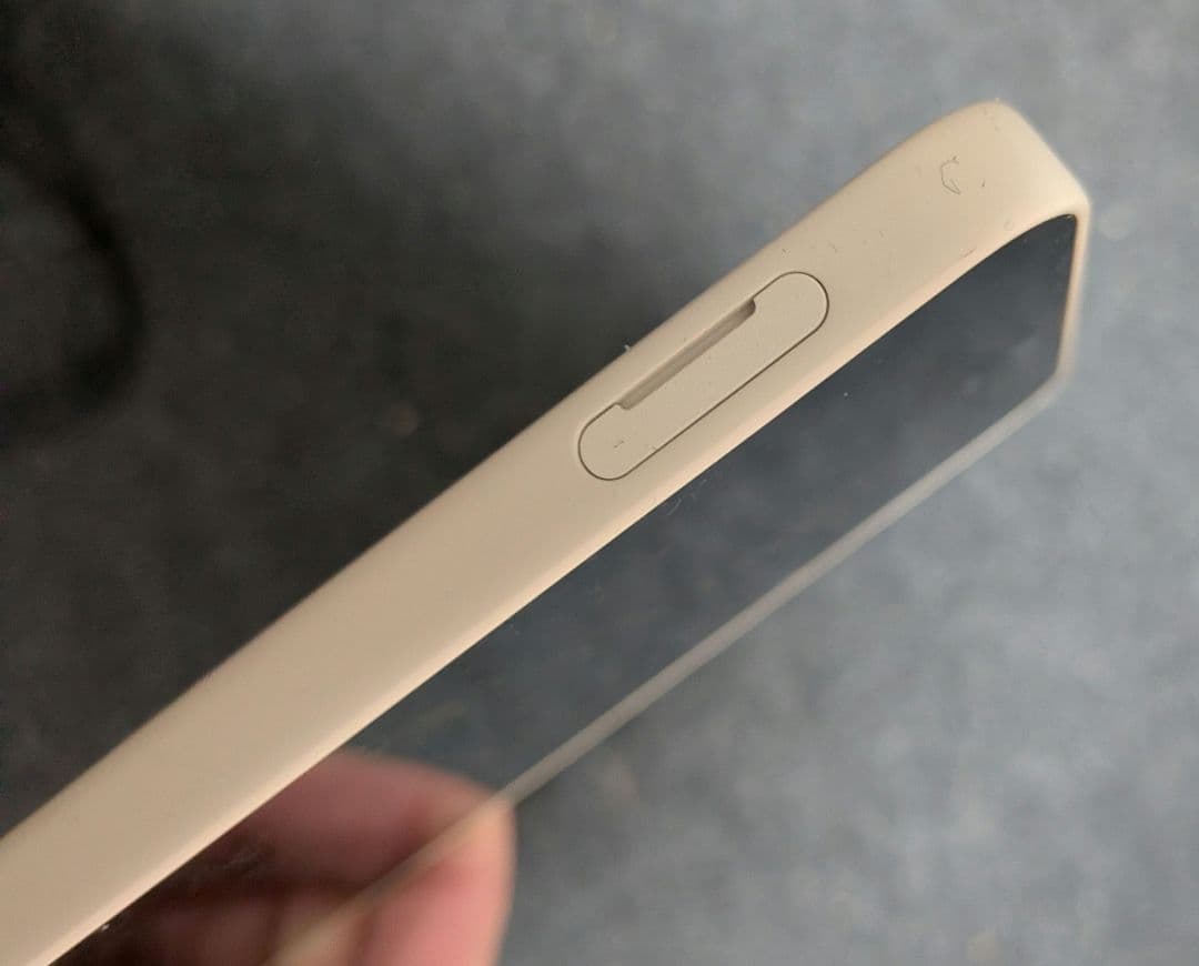 中古品　DOCOMO版　AQUOS wish4　携帯本体