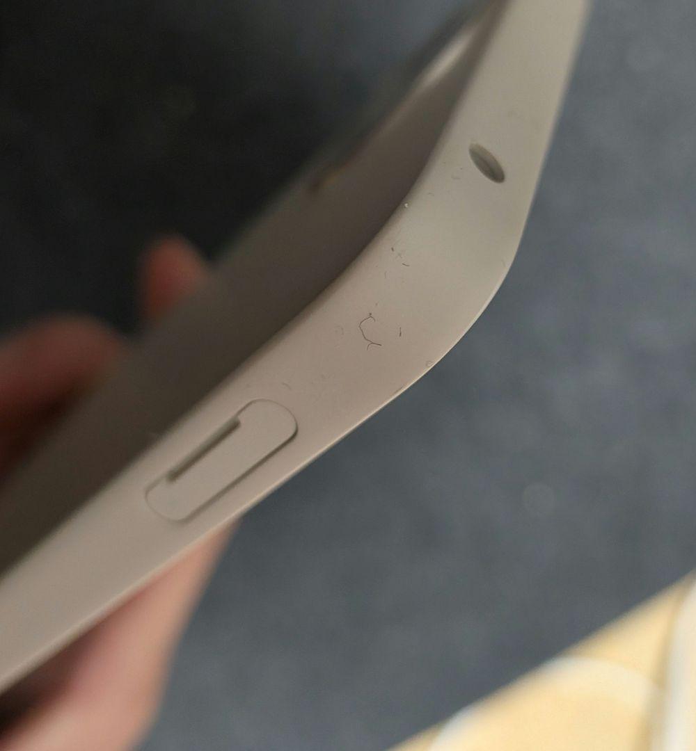 中古品　DOCOMO版　AQUOS wish4　携帯本体