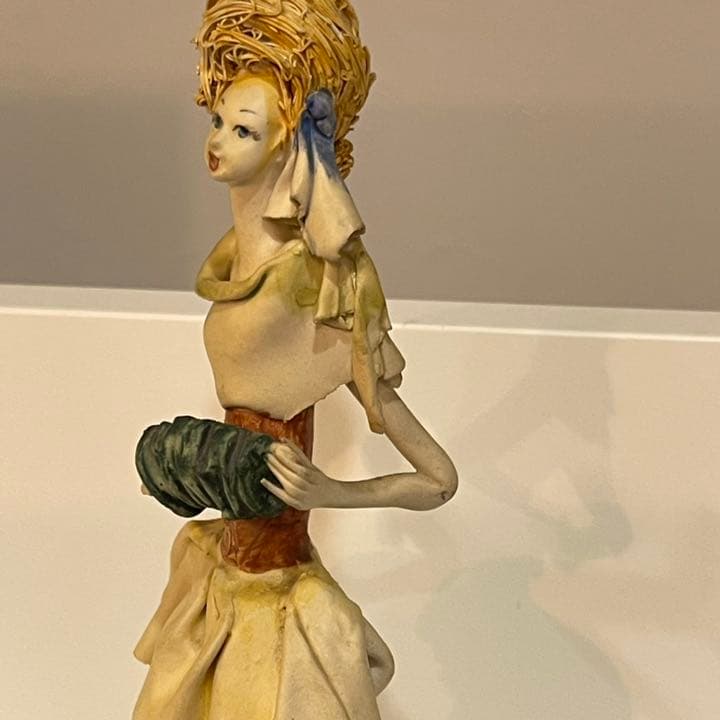 バンドネオンを弾いて歌う女　人形　作家　裾ドレーブ