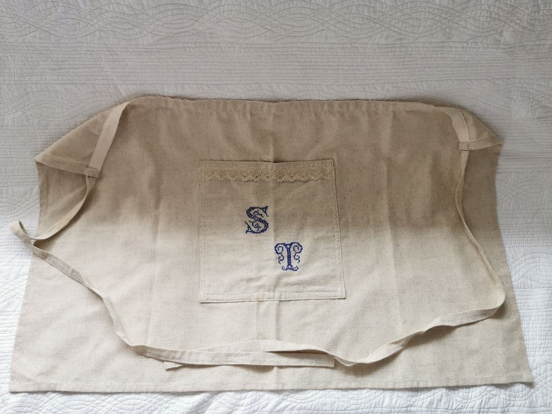 ハンドメイド✃アンティークリネンエプロン ＳＴイニシャル花文字 手刺繍＆レース