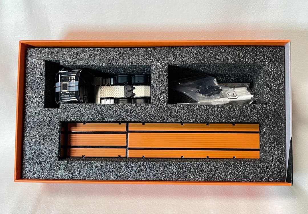 トレーラー　アクトロス ギガスペース　ベンツGCD 1/64 ミニカー