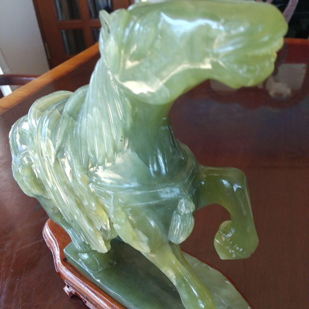 翡翠製馬の彫刻 木製台座付き 高さ約25cm