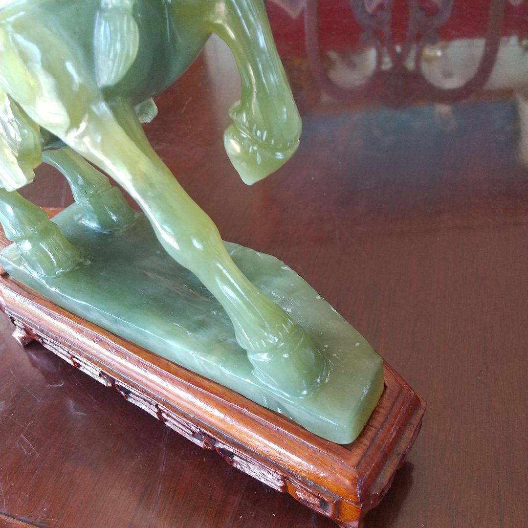 翡翠製馬の彫刻 木製台座付き 高さ約25cm
