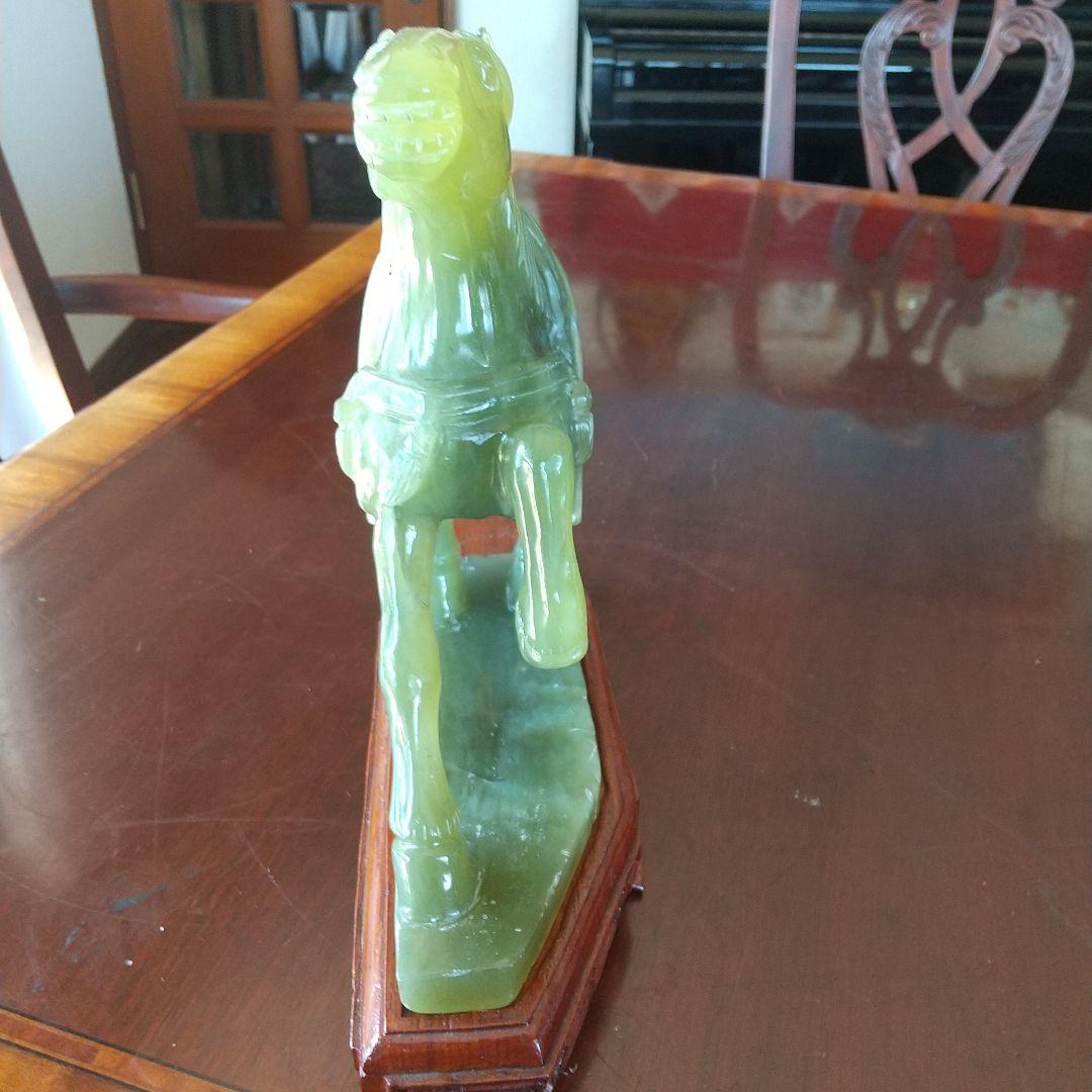 翡翠製馬の彫刻 木製台座付き 高さ約25cm