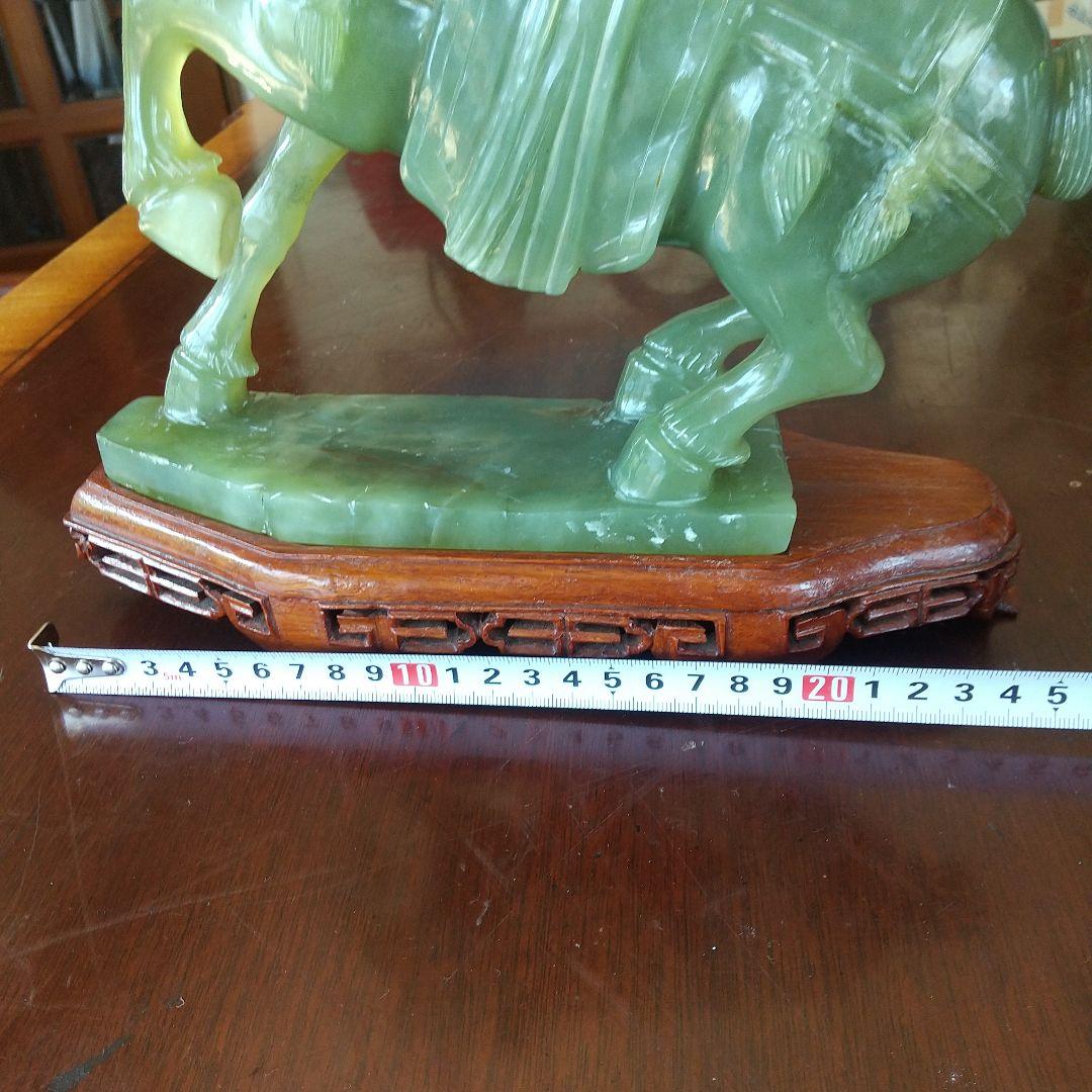 翡翠製馬の彫刻 木製台座付き 高さ約25cm