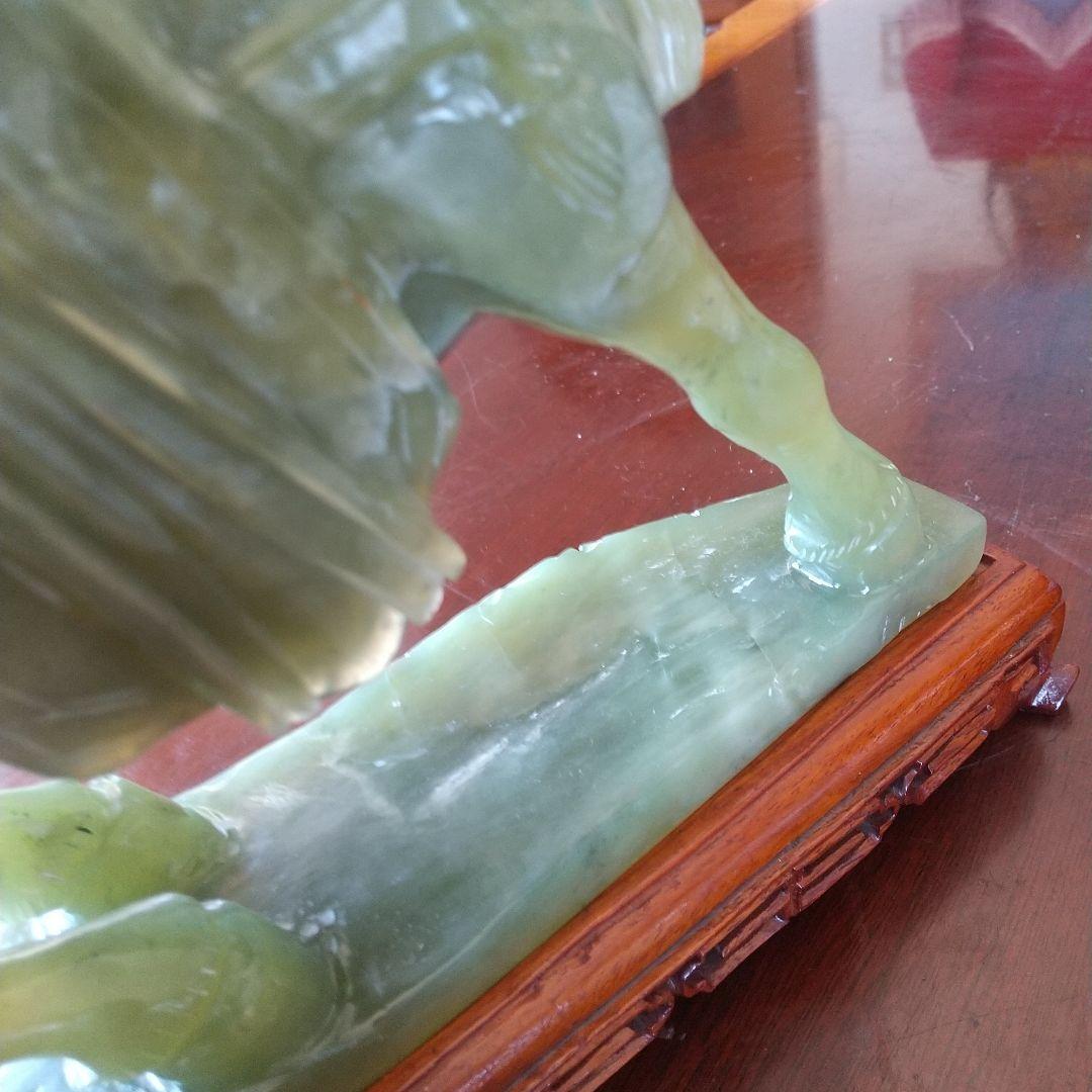 翡翠製馬の彫刻 木製台座付き 高さ約25cm