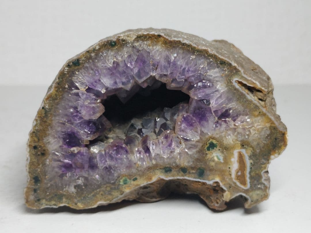 ジオード 1kg アメジスト 水晶 原石 鑑賞石 自然石 誕生石 鉱物 鉱石