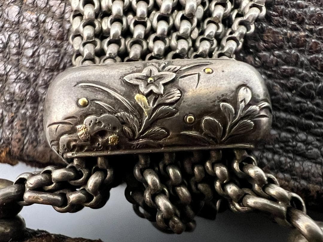 【海】江戸明治　最上級煙草入れ　金銀象嵌関羽像大振前金具　銀花彫刻饅頭根付　銀鎖