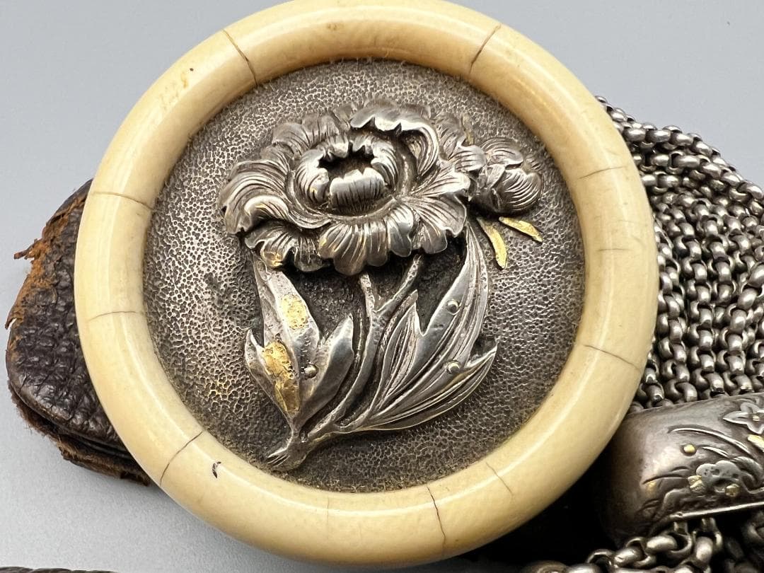 【海】江戸明治　最上級煙草入れ　金銀象嵌関羽像大振前金具　銀花彫刻饅頭根付　銀鎖