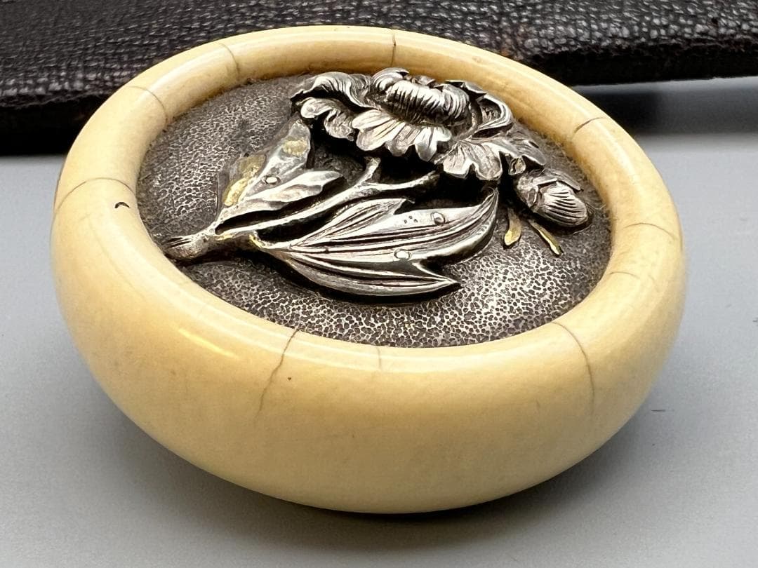 【海】江戸明治　最上級煙草入れ　金銀象嵌関羽像大振前金具　銀花彫刻饅頭根付　銀鎖