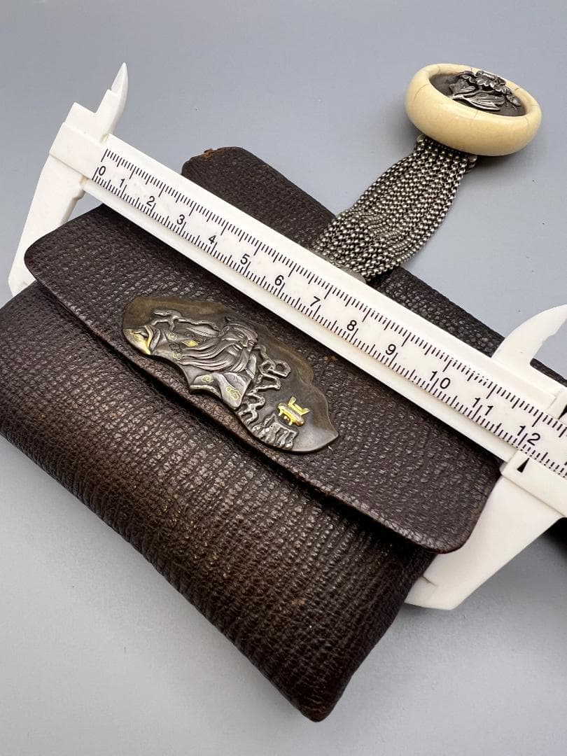 【海】江戸明治　最上級煙草入れ　金銀象嵌関羽像大振前金具　銀花彫刻饅頭根付　銀鎖