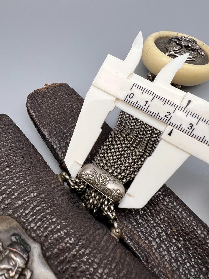 【海】江戸明治　最上級煙草入れ　金銀象嵌関羽像大振前金具　銀花彫刻饅頭根付　銀鎖