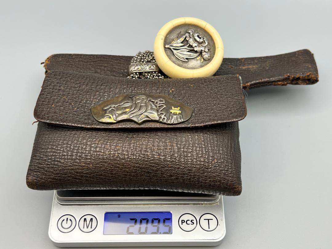 【海】江戸明治　最上級煙草入れ　金銀象嵌関羽像大振前金具　銀花彫刻饅頭根付　銀鎖