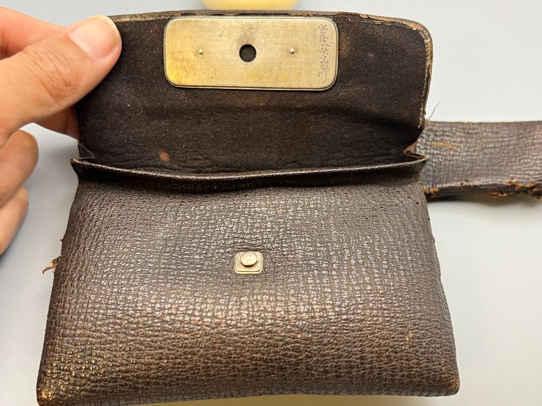 【海】江戸明治　最上級煙草入れ　金銀象嵌関羽像大振前金具　銀花彫刻饅頭根付　銀鎖