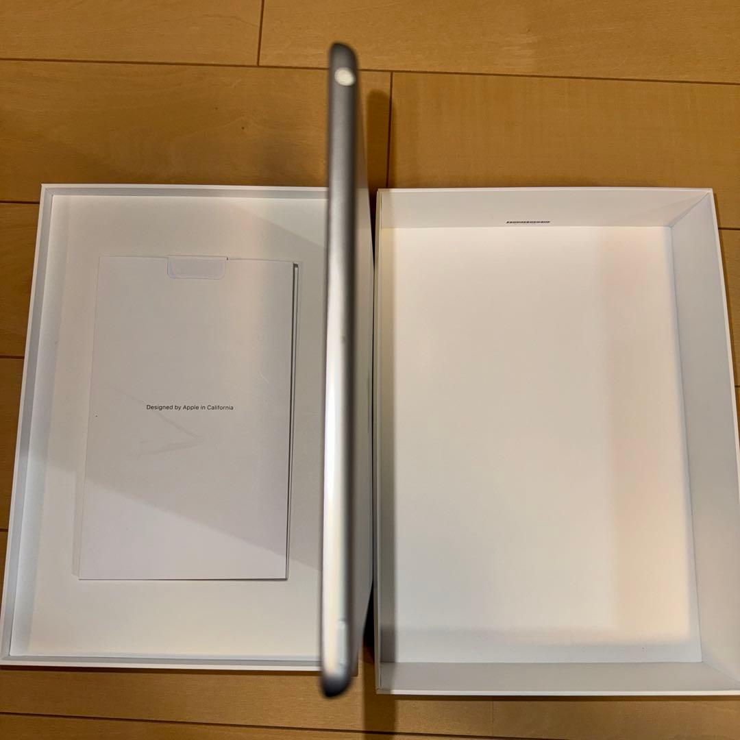 Apple iPad (第8世代) シルバー　32GB