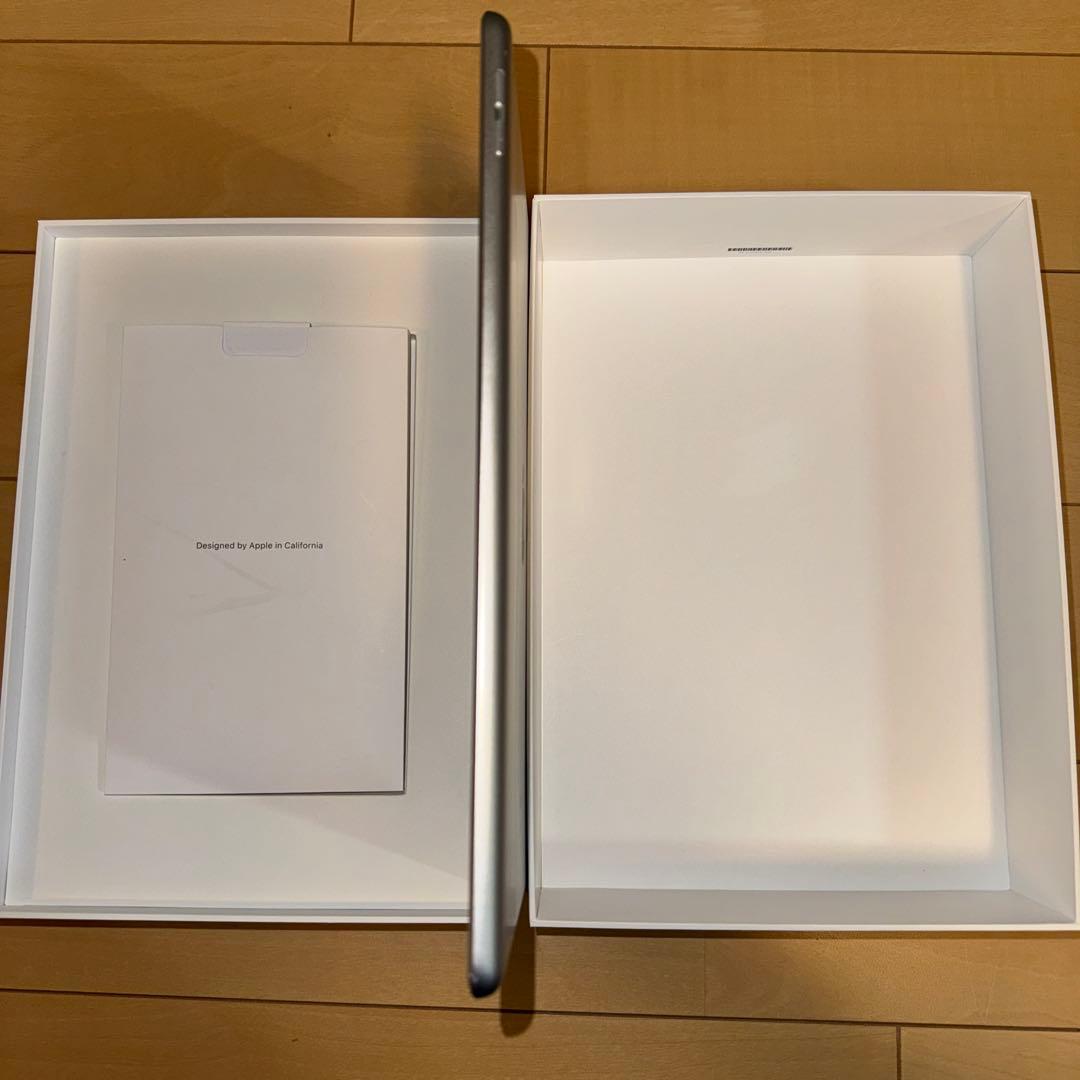 Apple iPad (第8世代) シルバー　32GB