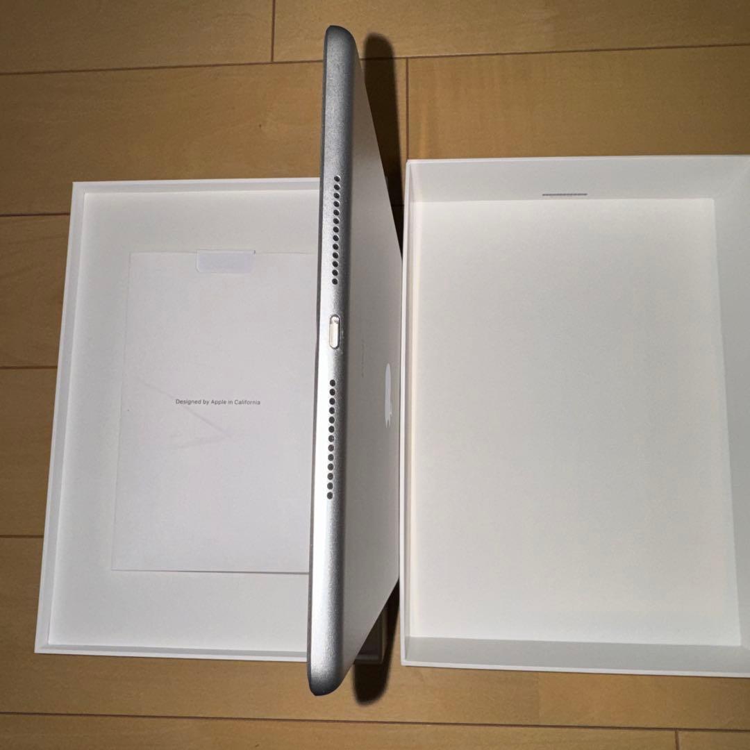 Apple iPad (第8世代) シルバー　32GB