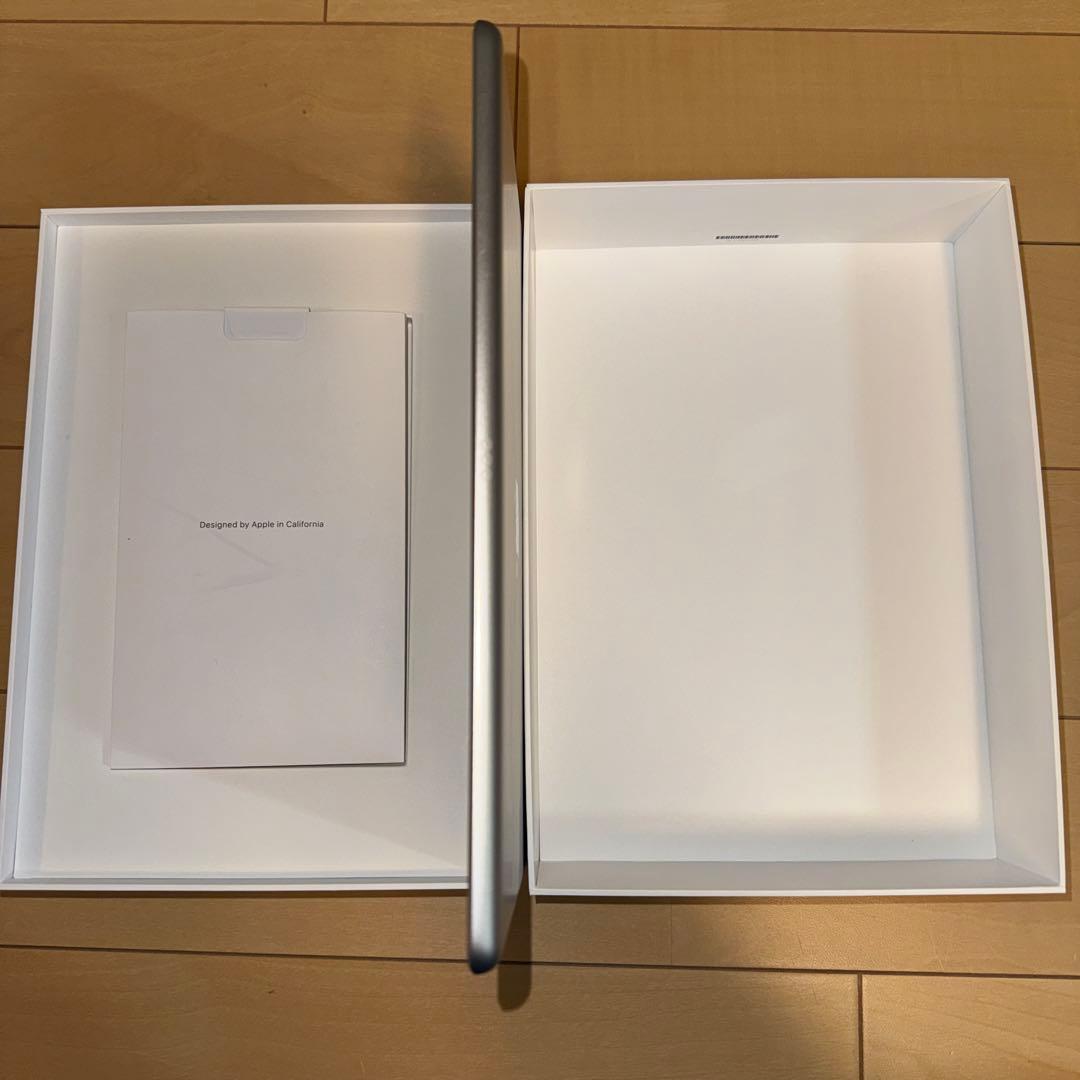 Apple iPad (第8世代) シルバー　32GB