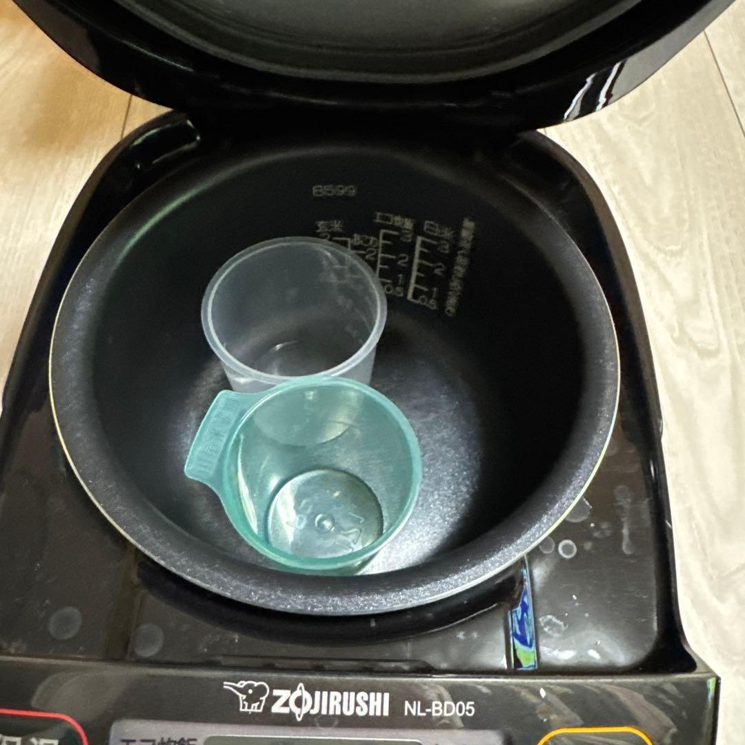 象印炊飯器　Zojirushi NL-DB05-BA