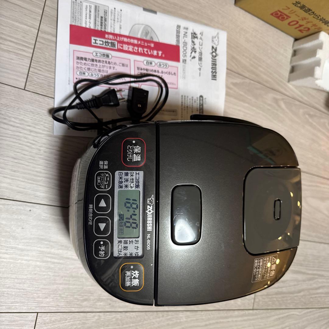象印炊飯器　Zojirushi NL-DB05-BA