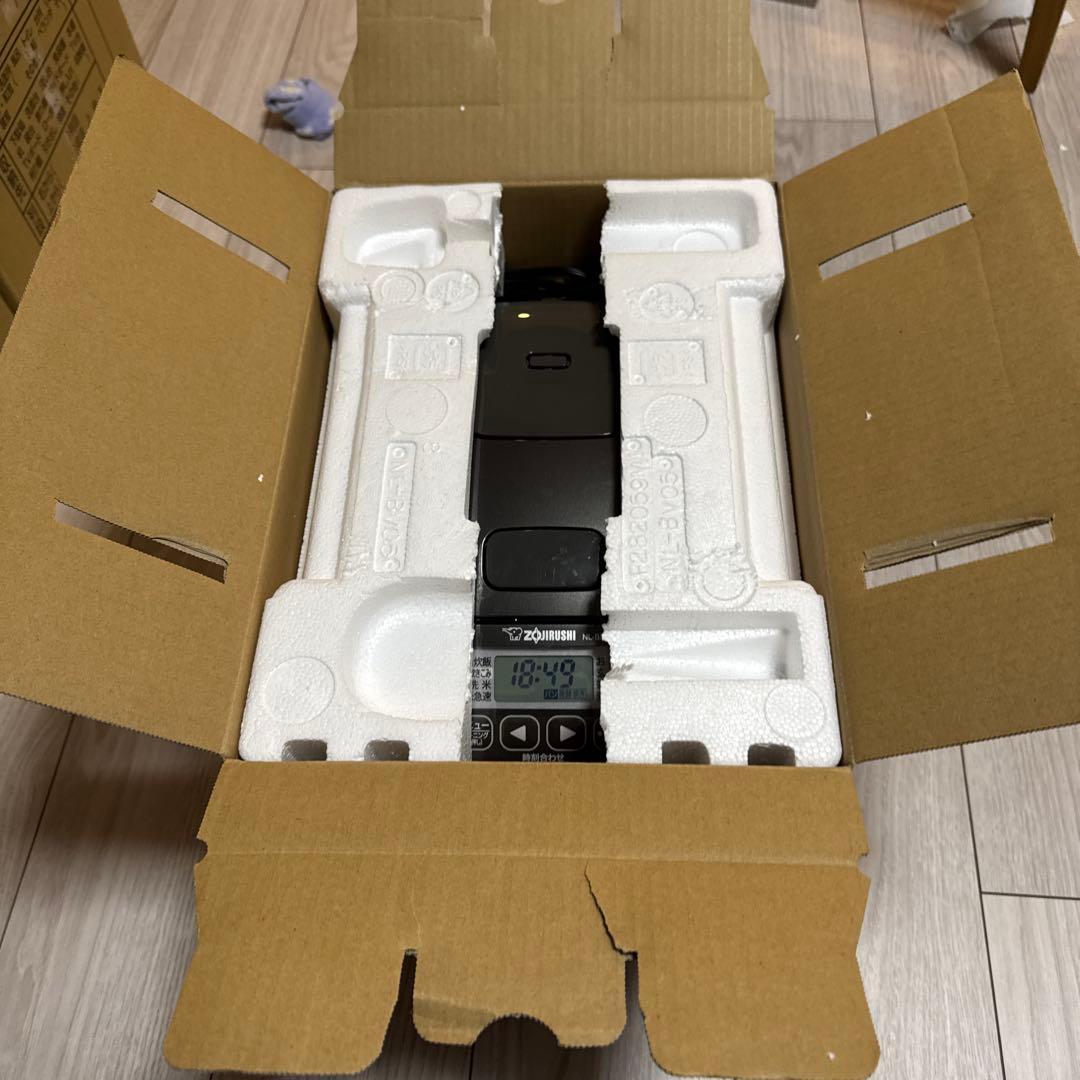 象印炊飯器　Zojirushi NL-DB05-BA