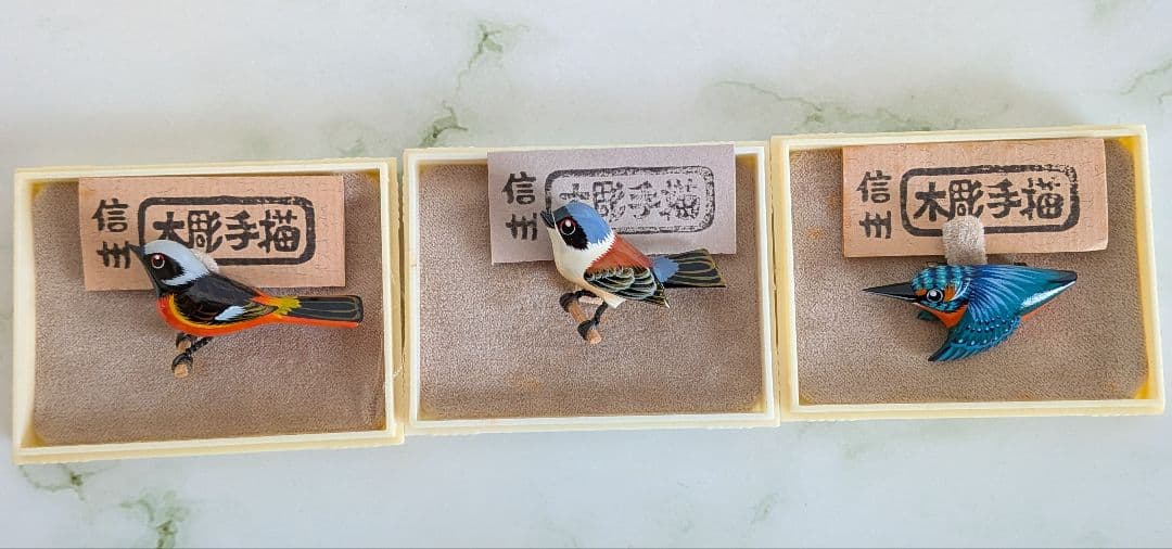 信州　木彫手描　鳥のブローチ　ケース付き　セグロセキレイ　他9点セット