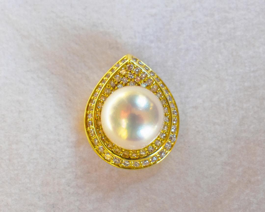 【新品】１８Ｋ　豪華なパールペンダントトップ　ダイヤ付き