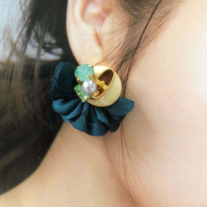 レトロ♡ヴィンテージボタン&キラキラビジューのフラワータッセルピアス／イヤリング