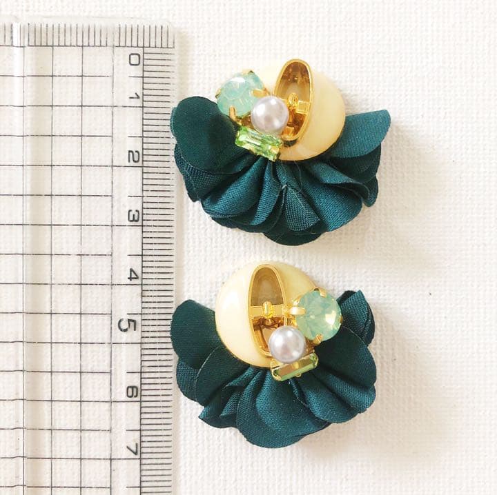 レトロ♡ヴィンテージボタン&キラキラビジューのフラワータッセルピアス／イヤリング