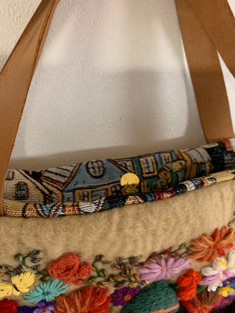 猫とお姉さん　お花畑でお散歩　羊毛フェルト生地のバッグ