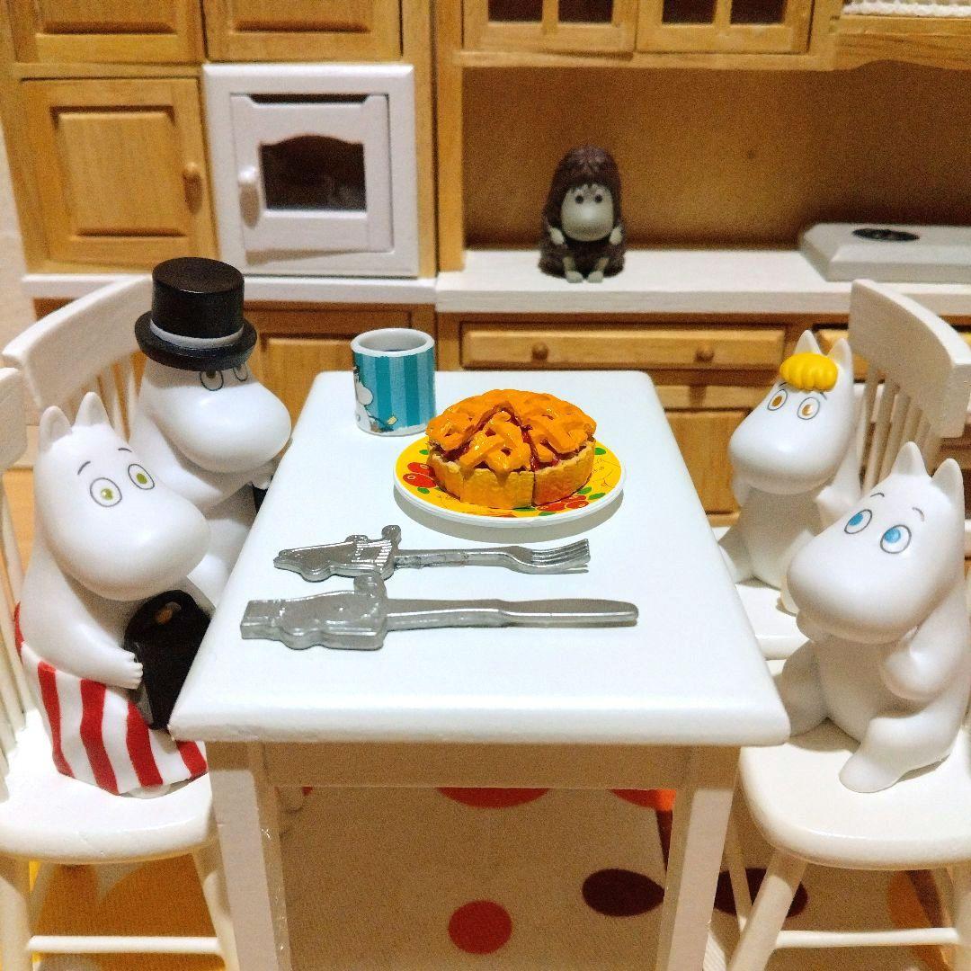 ムーミンフィギュア＆木製家具（カントリー風）＆おまけ付きミニチュアセット