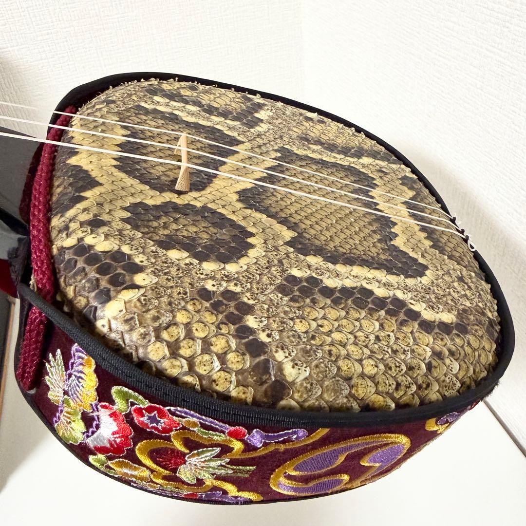 美品　沖縄 三線 本蛇革 強化張り 黒塗り棹 ハードケース 爪 本蛇皮