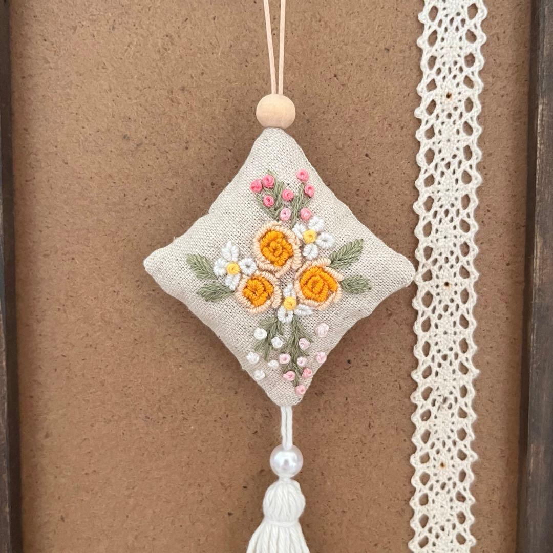 2409-40 タッセルスクエアサシェ 香り袋 オレンジローズ ブーケ 花刺繍