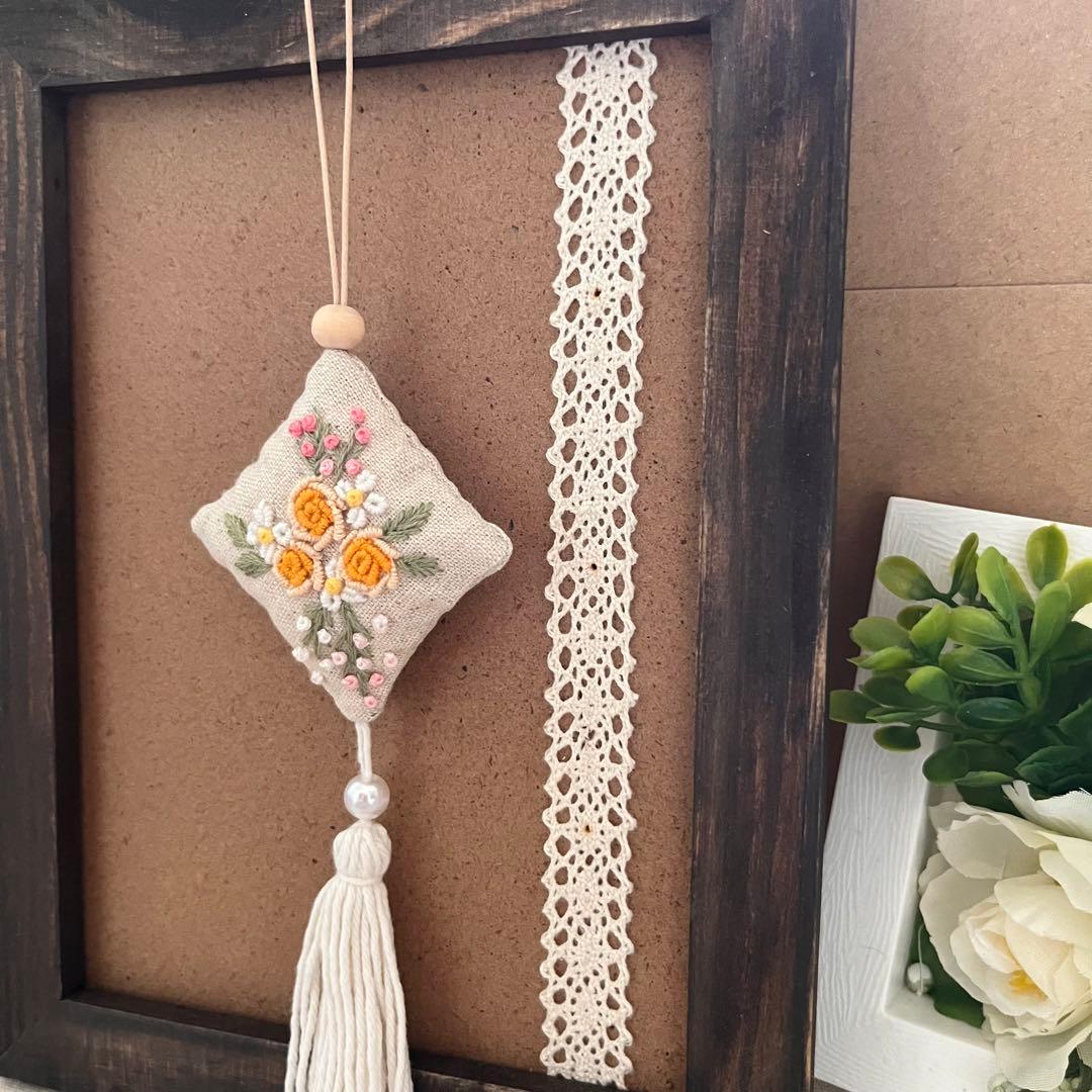 2409-40 タッセルスクエアサシェ 香り袋 オレンジローズ ブーケ 花刺繍