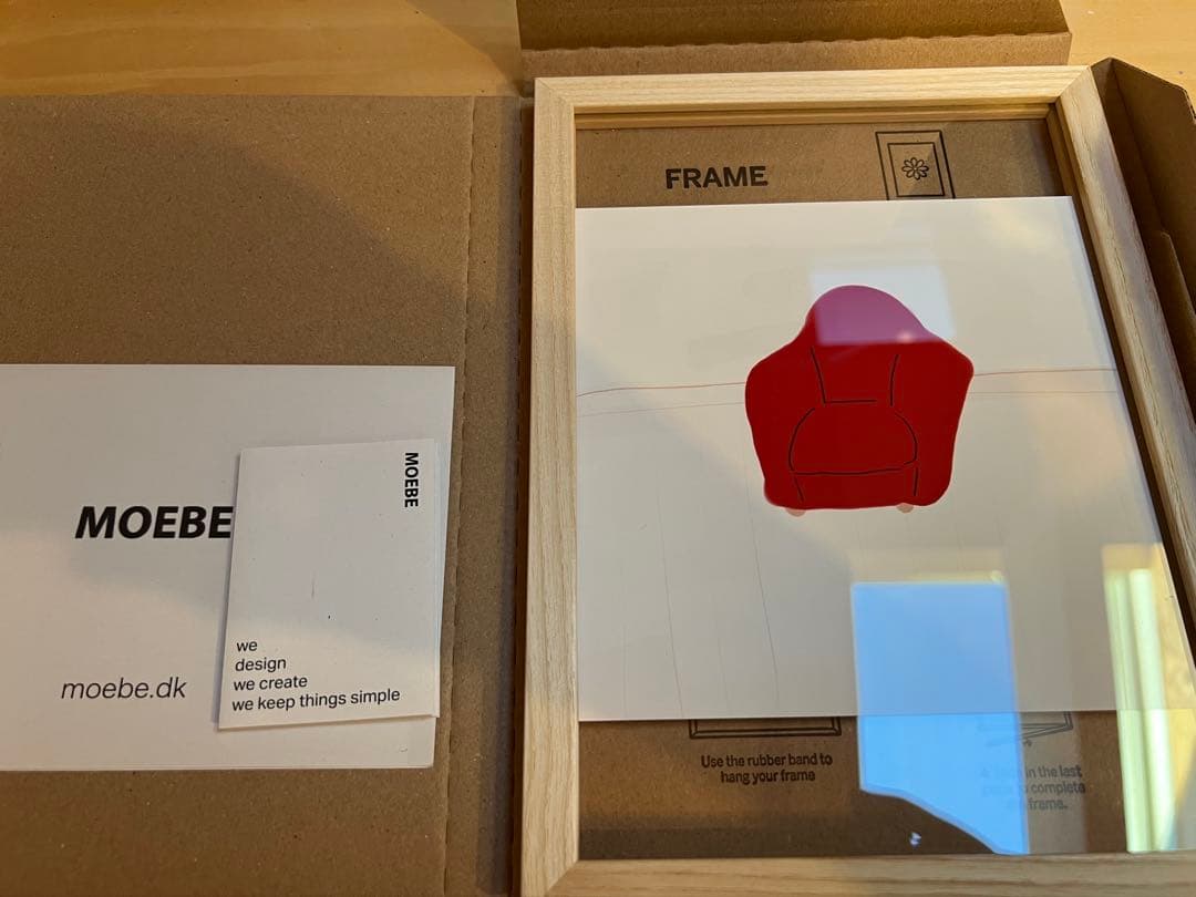 MOEBE 赤いソファのアートフレーム