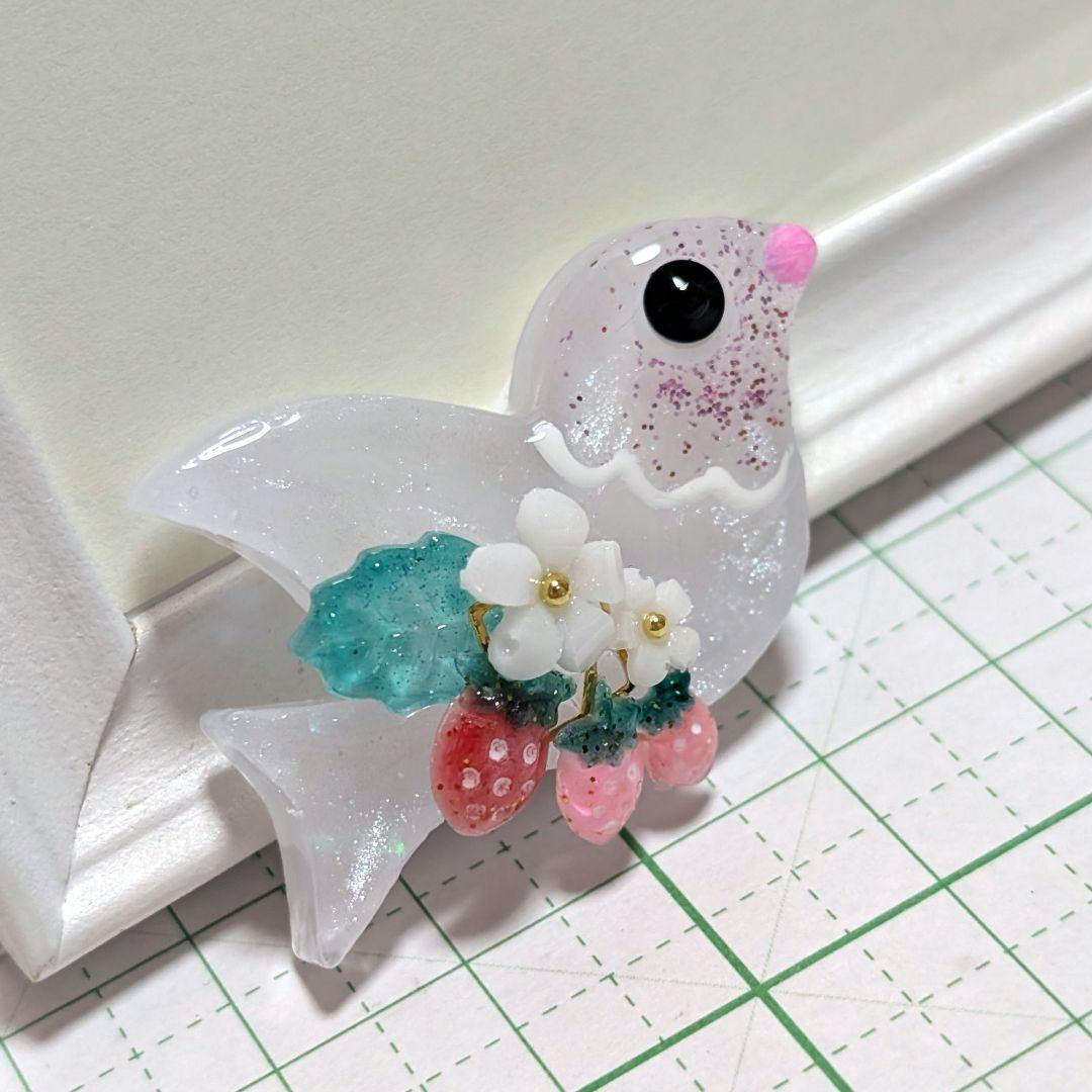 鳥　レジンヘアゴム　お弁当はイチゴ