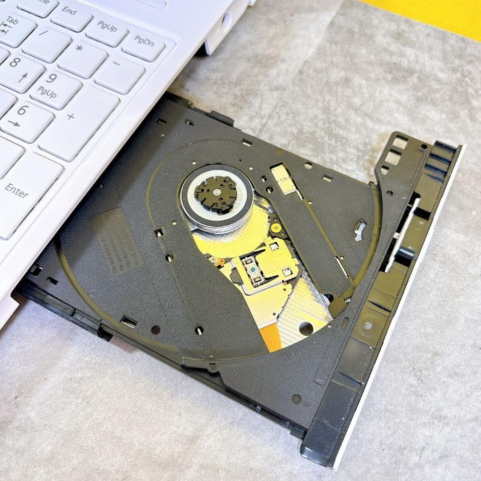 かわいい白❣快適ノートパソコン✨SSD搭載 カメラ付き 薄型 Windows11