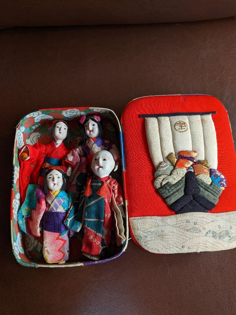 縮緬細工箱入り袖人形4体　検)市松人形・アンティークドール