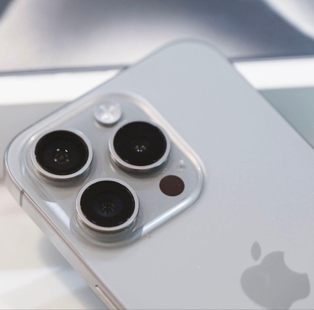 iPhone 15 Pro 256GB ナチュラルチタニウム　オマケ付き