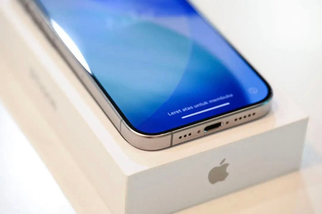 iPhone 15 Pro 256GB ナチュラルチタニウム　オマケ付き