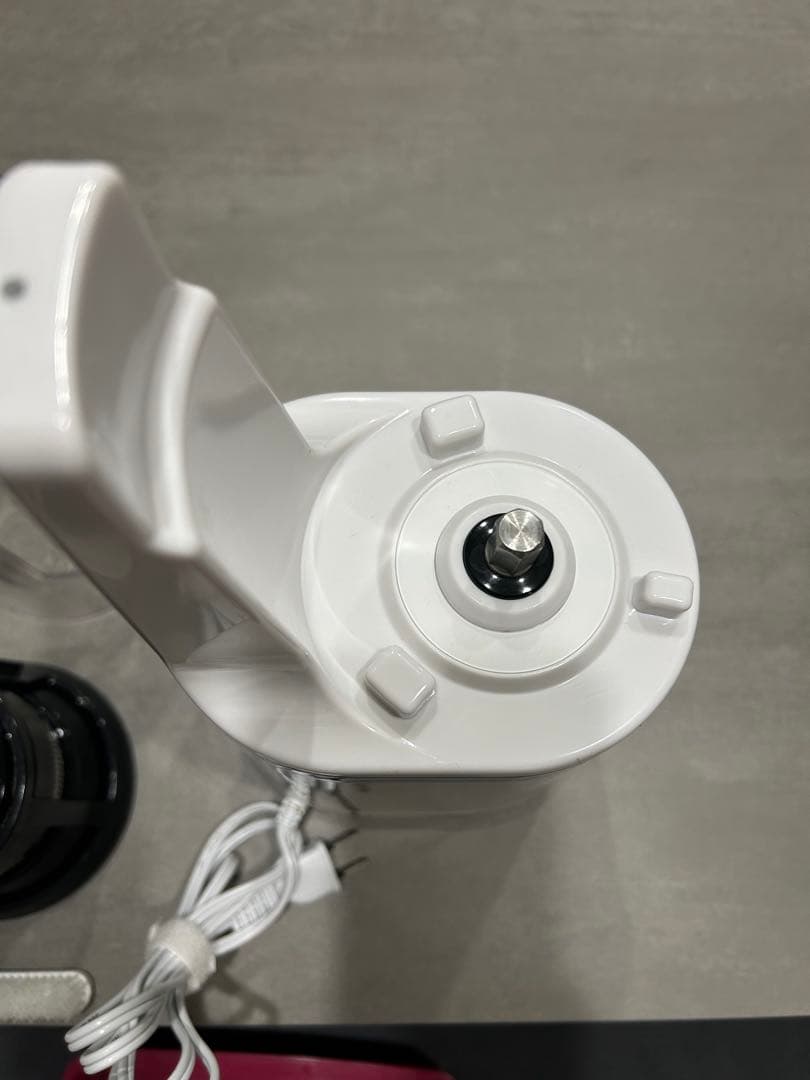 アイリスオーヤマホワイトスロージューサー 本体と付属品