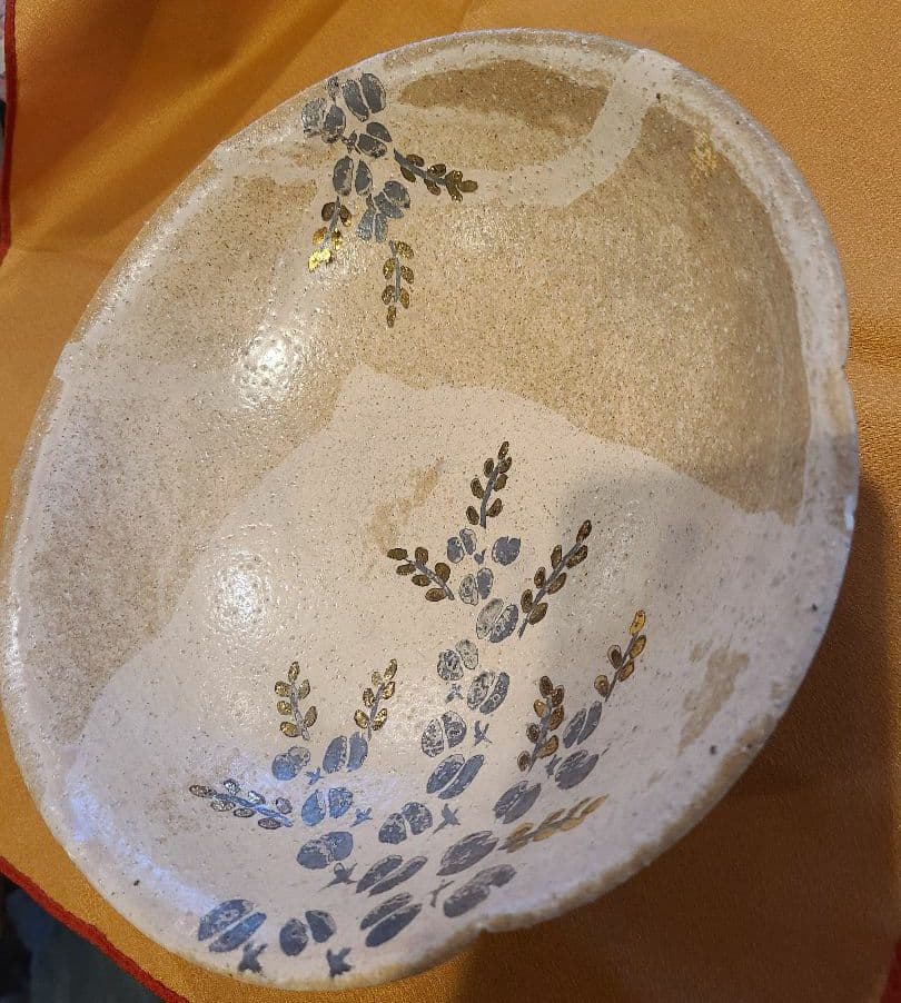 花びらのような6つの淵カットの美しい深大鉢、薄茶色にゴールド色の植物絵