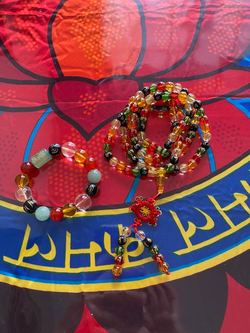 チベット密教、天然石ネックレス(呪文入り)